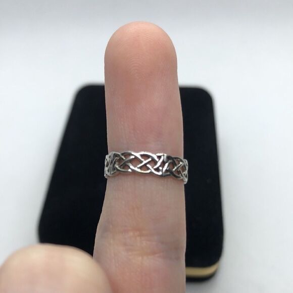 šā10kĀ WhiteāGoldāCelticāRing - Picture 3 of 4